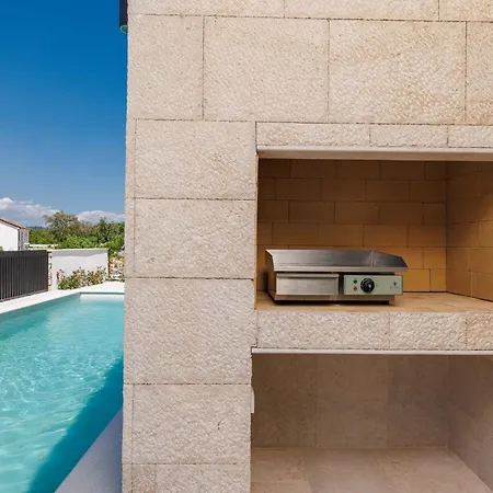 Amaris With Private Heated Pool Vila *