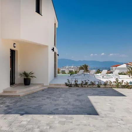 Amaris With Private Heated Pool Malinska