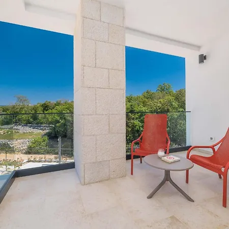 Amaris With Private Heated Pool Vila *