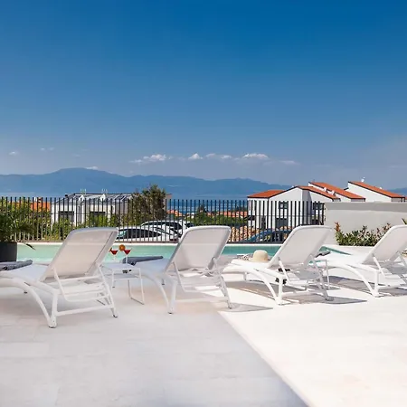 Amaris With Private Heated Pool Vila