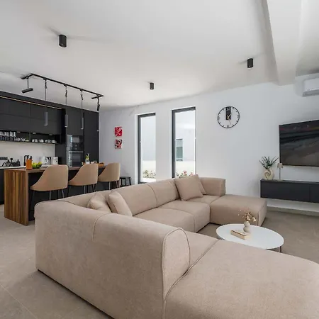 Amaris With Private Heated Pool Vila *