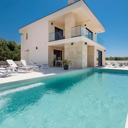 Amaris With Private Heated Pool *