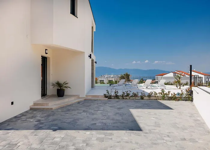 Amaris With Private Heated Pool Malinska