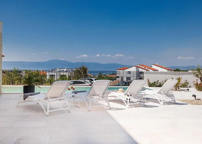 Amaris With Private Heated Pool Villa