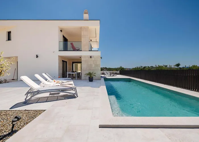 Villa Amaris With Private Heated Pool *