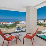 Amaris With Private Heated Pool Vila