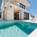 Amaris With Private Heated Pool Vila