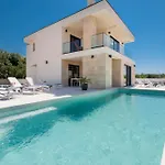 Amaris With Private Heated Pool *