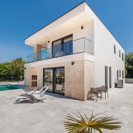 Amaris With Private Heated Pool