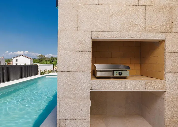 Amaris With Private Heated Pool 빌라 *