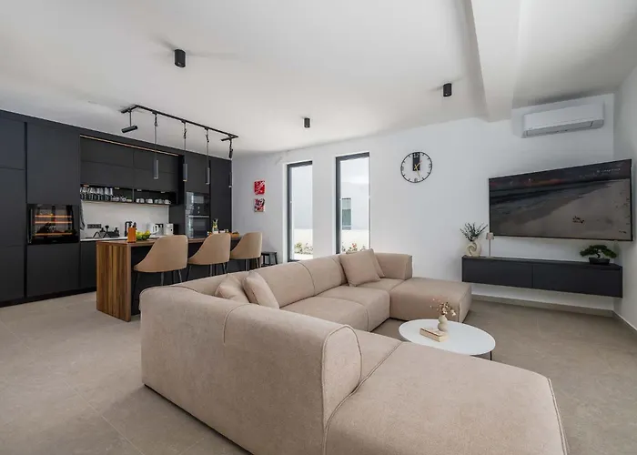 Amaris With Private Heated Pool 빌라 *